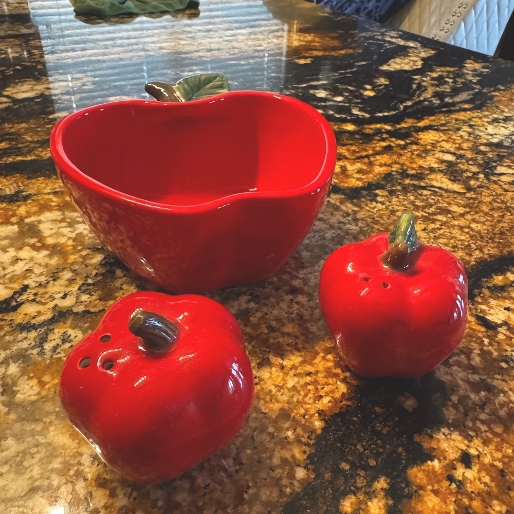 Better Homes And Gardens Red Apple Bowl‎ and shakers Set